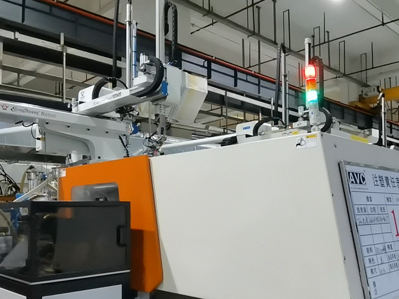 米兰机械手铜套埋取自动化